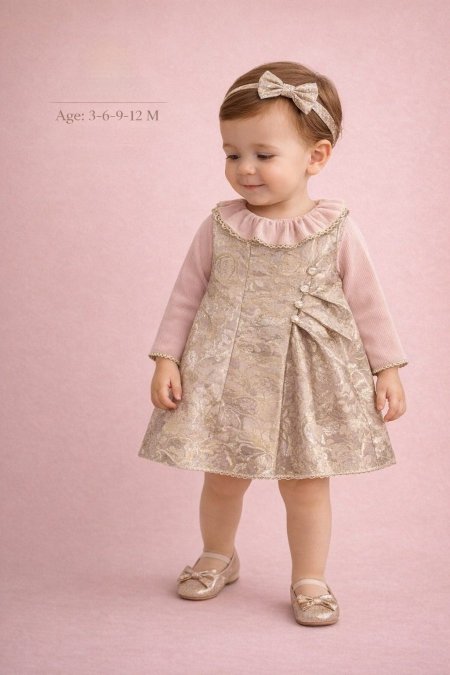 فستان مع بندانة لشعر وكلوت وحذاء