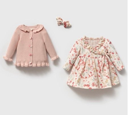 فستان مع جاكيت صوف ناعم وبندانة لشعر