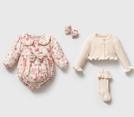 تبان مورد مع جاكيت صوف ناعم وكلسات وبندانة لشعر