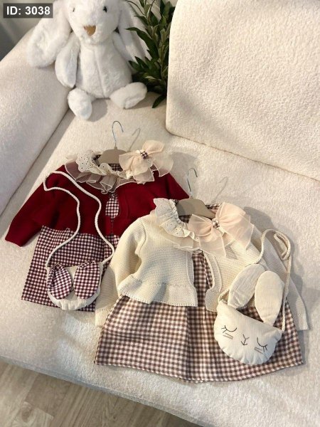 فستان مع جاكيت صوف وشنطة